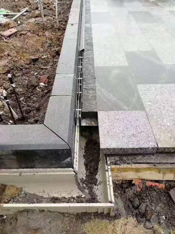 不锈钢缝隙式排水沟的应用与特点